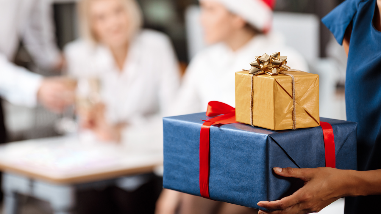 You are currently viewing Chèques cadeaux offerts aux salariés et cadeaux clients 2024